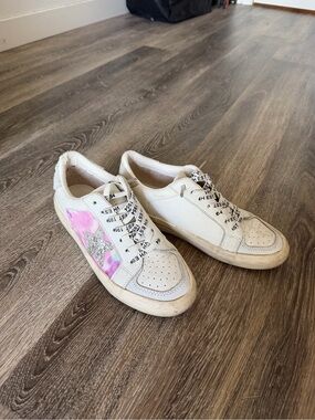 Vintage Havana White Women's Low-Top Sneakers with Pink Star Accent